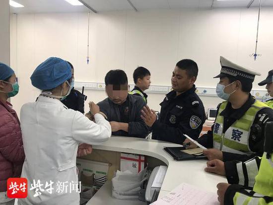 扬子晚报男子醉驾被查很兴奋 对着镜头双手比“V”还“耶”！