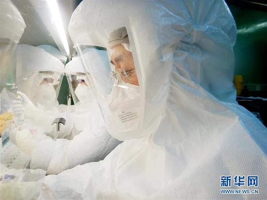 4月27日，中国农业科学院哈尔滨兽医研究所科研人员在实验室开展检测工作。 新华社发