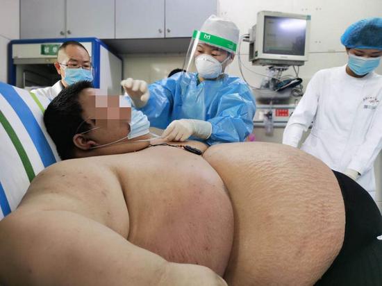 武汉男子5个月胖100余斤体重过550斤 货车送进IC