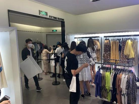 天环广场ZARA门店,试衣间排起长龙。图片来源:南方都市报