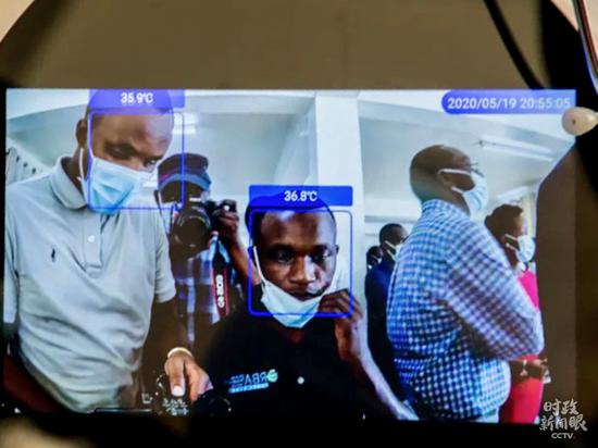 △卢旺达首都基加利的一家医院有5台“中国制造”智能机器人，平均每台每分钟能为50至150人测量体温。（资料图）