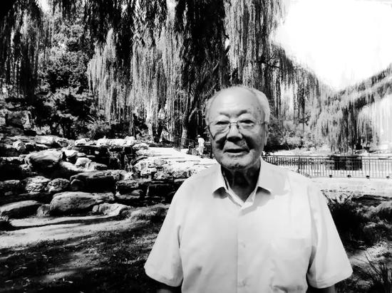 国家图书馆钻研馆员、全国古籍珍惜做事行家委员会委员、国家文物判定委员会委员丁瑜老师 国家图书馆通讯微信公多号 图