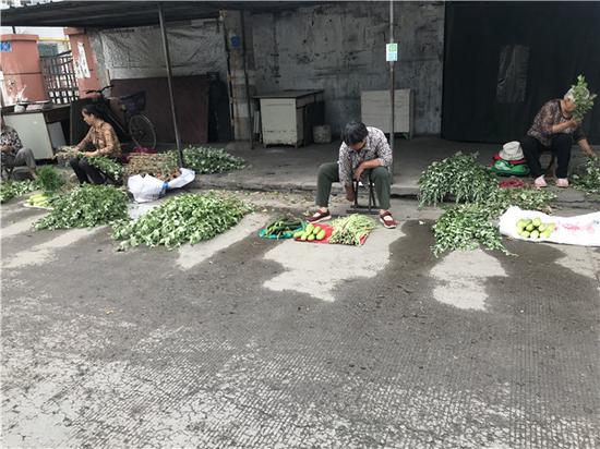 (沿街商铺烟火气无缺)