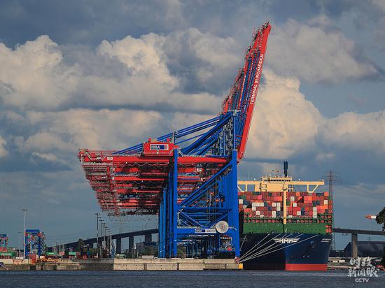 △6月7日，全球最大集装箱船“HMM阿尔赫西拉斯”号首次抵达德国汉堡港。