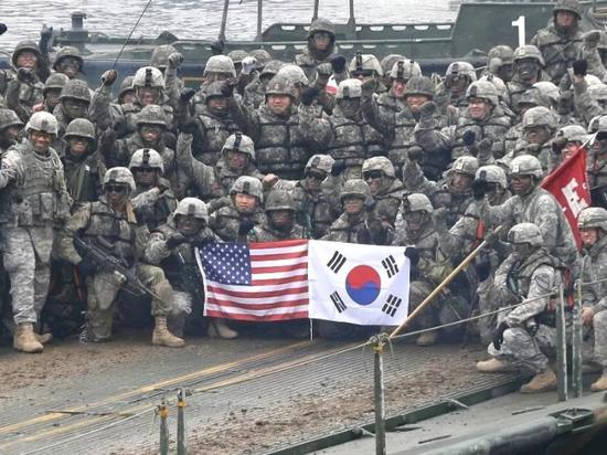 ▲资料图片：2015年12月10日，美韩士兵在韩国涟川参加联合军演期间合影。（新华社/美联）
