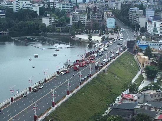 贵州安顺市冲入湖中公交车线路途经多所中学