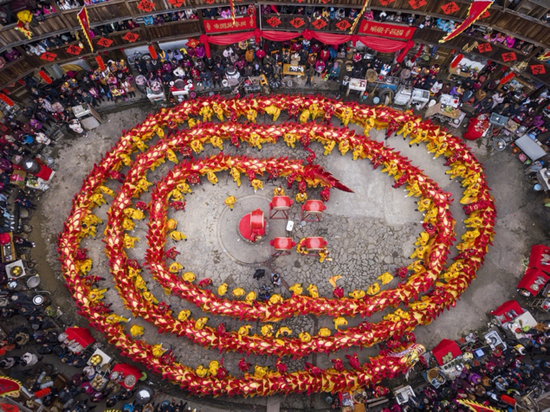2018年2月9日，福建漳州，土楼人家为庆祝新春佳节的到来，盛装聚会舞起火红的中国巨龙。图源：视觉中国