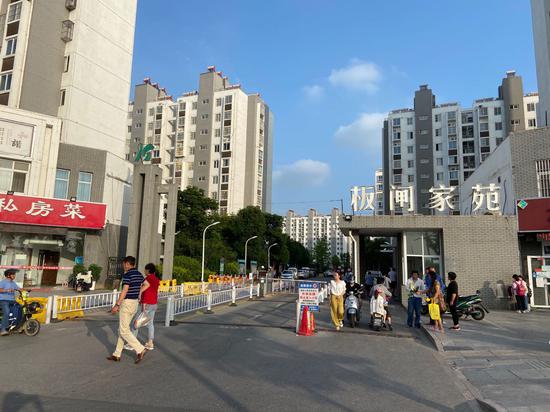 事发的板闸家苑小区是一个安置小区,住有7000余人。