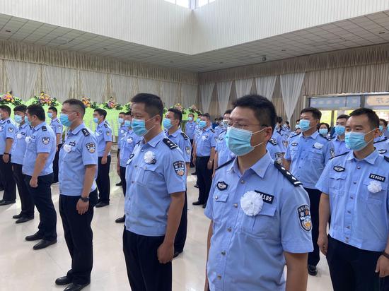 7月8日上午,淮安市公安局为两名警务人员举办追悼会,千余人送行。