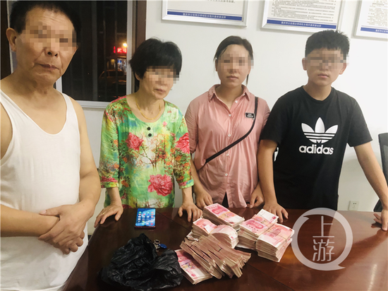 男子将30万现金丢电梯里喊家人来拿 门开了钱没