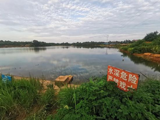 江西省进贤县下马塘水库，这是当年两名孩子被发现遇害的地方。摄影/万小军