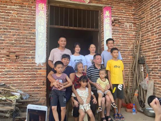 8月7日下午，时隔27年，张玉环一家11口人在家门口拍摄全家福合影。新京报记者杜雯雯 摄