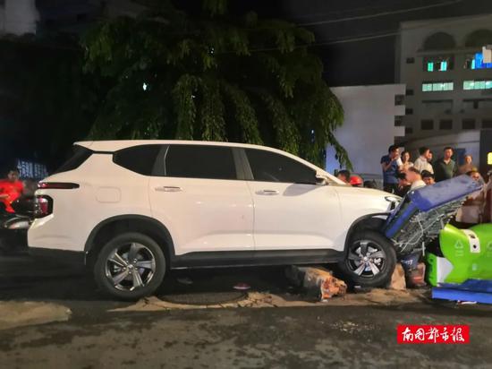 北青网综合|海南一轿车撞伤多人 一女子被卡车底路人齐力抬车