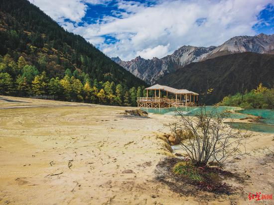 红星新闻|“黄裙女”连推景区设施后，四川黄龙景区呼吁：文明出行，珍惜原始自然钙华景观