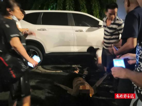 北青网综合|海南一轿车撞伤多人 一女子被卡车底路人齐力抬车