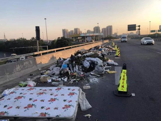 北京日报|北京高速公路上倾倒10吨垃圾，一货车司机获刑3年