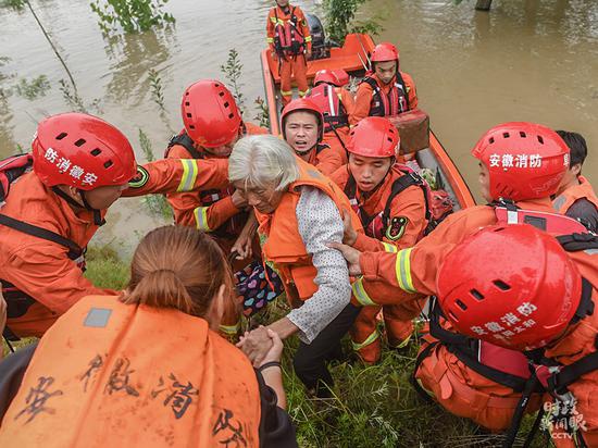△阜阳市消防救援支队队员利用冲锋舟接送群众。