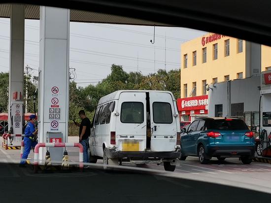 北京日报|“禁令”印发一周，仍有司机加油时玩手机