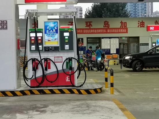 北京日报|“禁令”印发一周，仍有司机加油时玩手机