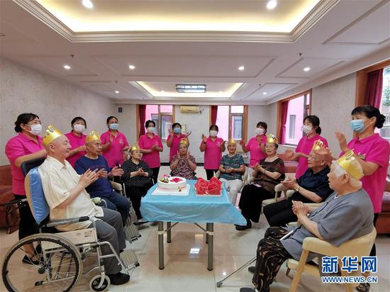  在位于北京市朝阳区的东方综合养老院，护理员们为当月过生日的老人开生日会（6月29日摄）。新华社发