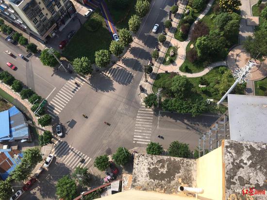 事发大楼天台俯拍照片