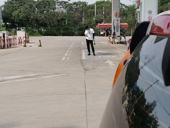 北京日报|“禁令”印发一周，仍有司机加油时玩手机