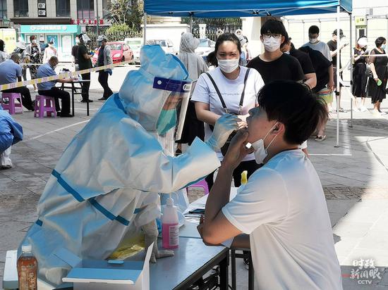 △社区是中国疫情防控的重要阵地，这是上个月底大连市为社区居民进行核酸检测。