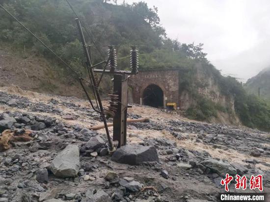 因泥石流受损的成昆铁路区间。 刘伟建 摄