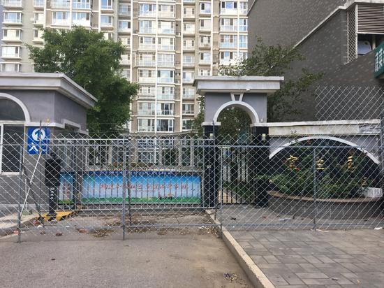 北京日报|居民挖洞取快递太尴尬，这些封着的门也该开了