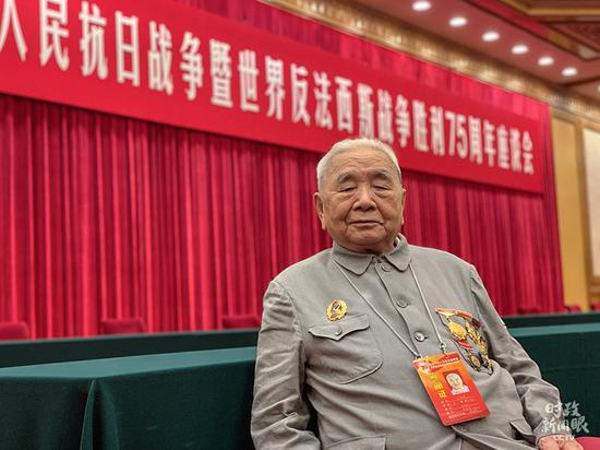 △王恩田是北京卫戍区海淀第五十五离职干部休养所离休干部、海军原装备技术部订货部副部长。(总台央视记者卢心雨拍摄)