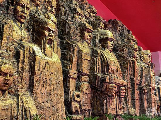 △象征中华民族团结抗战的大型浮雕《铜墙铁壁》（总台央视记者李辉拍摄）