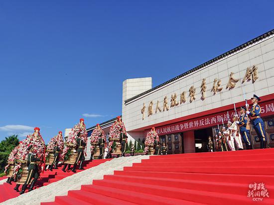 △7个花篮被礼兵缓缓抬入纪念馆序厅。(总台央视记者郭鸿拍摄)