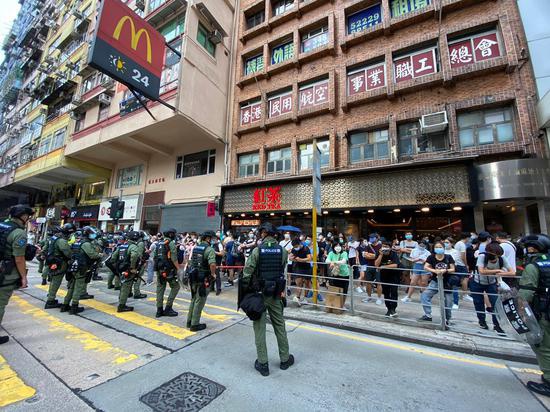 香港九龙多地出现非法集结 黄之锋现身 港警严正执法