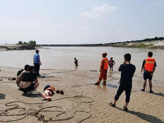 北京日报|女子桥上唱歌拍到有人跳河 民警追出13公里