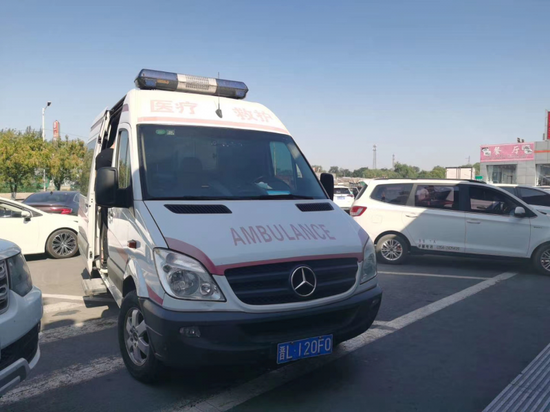 看到晋l120f0白色救护车请让行给孩子留出生命之路