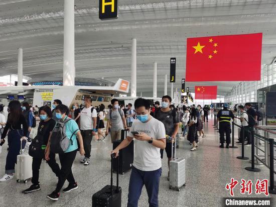 资料图:中秋、国庆双节临近,广州白云机场旅客逐渐增多。广州白云机场供图
