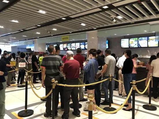 这个国庆像过年吃饭排队4000桌酒店入住排40分钟