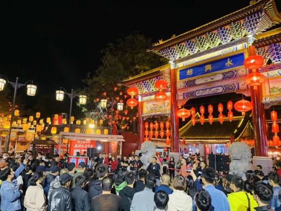 111亿元！1474万人次！