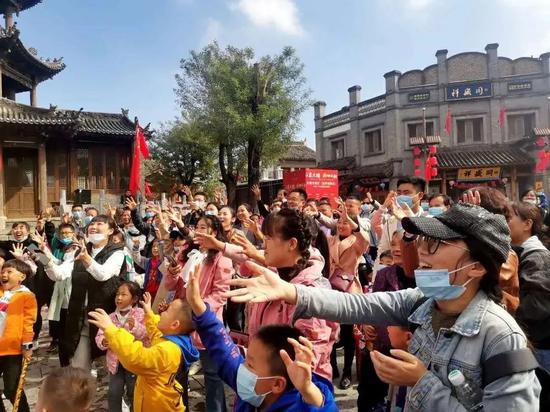 111亿元！1474万人次！