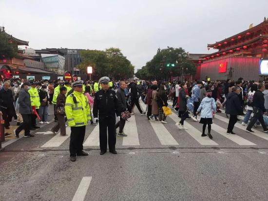 111亿元！1474万人次！