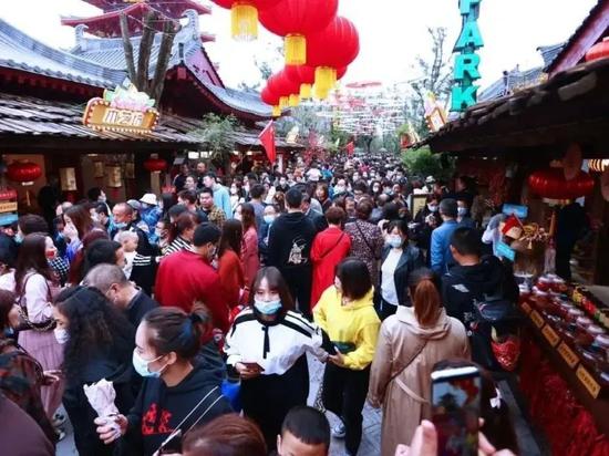 111亿元！1474万人次！