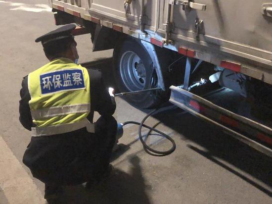 北京空气重污染 交警设卡81处严查汽车尾气超标排放