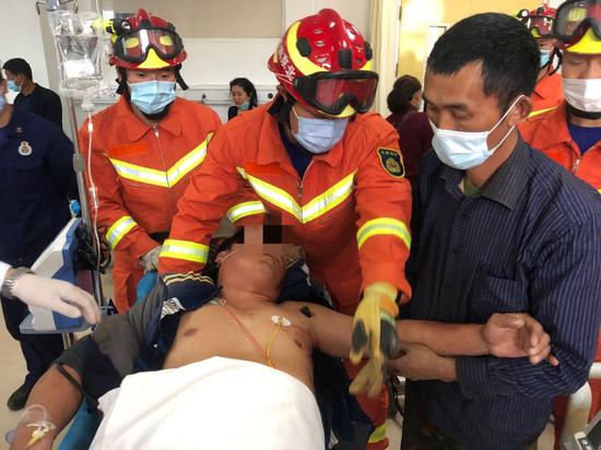 北京一男子左肩被钢筋贯穿 医院找来消防员……