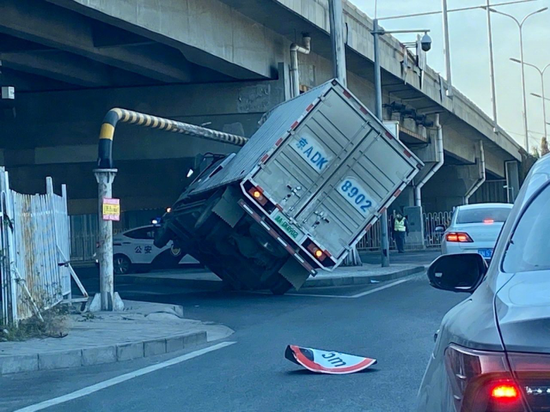 北京一车厢货"歪卡"限高杆 目击者:现场已被清理