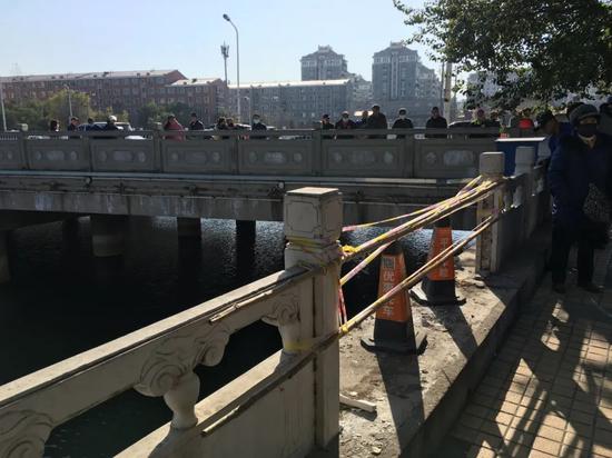 突发！呼和浩特一轿车深夜坠河，2人不幸身亡