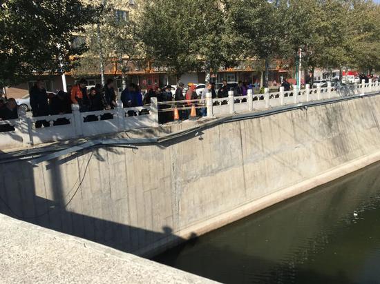 突发！呼和浩特一轿车深夜坠河，2人不幸身亡