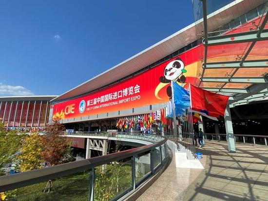 八方賓客云集，上海國家會展中心各國國旗飄揚。巨云鵬攝