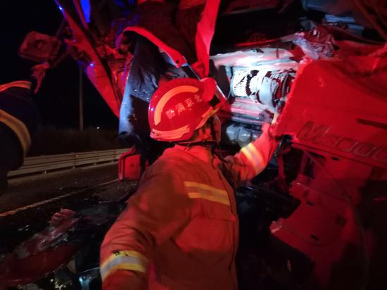 北京日报客户端|北京两货车相撞司机被困 他们兵分两路紧急救援…