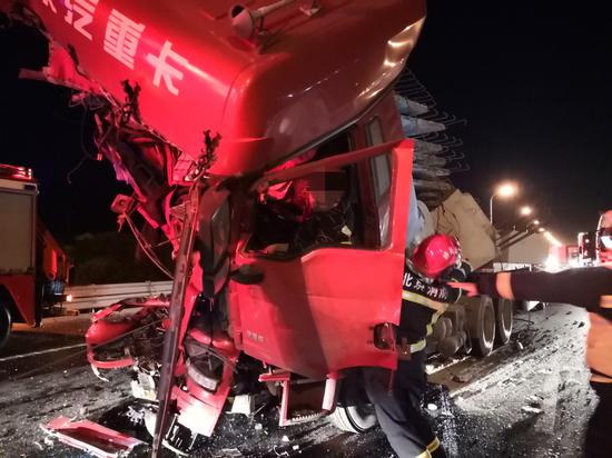 北京日报客户端|北京两货车相撞司机被困 他们兵分两路紧急救援…