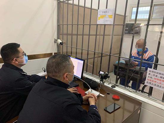 办案民警在审讯刘某.合川警方供图